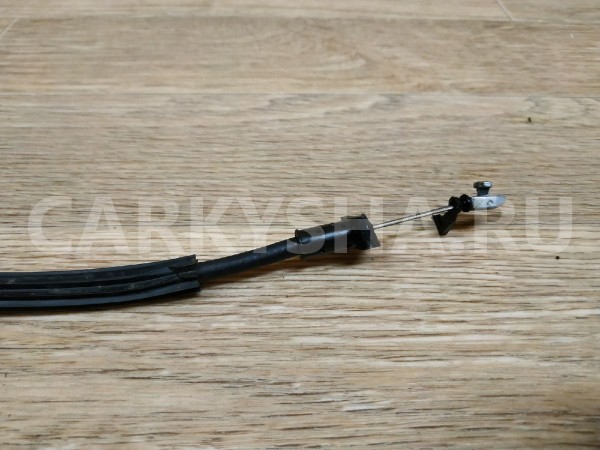 Трос открывания задней двери Land Rover Freelander оригинальный номер LR001910