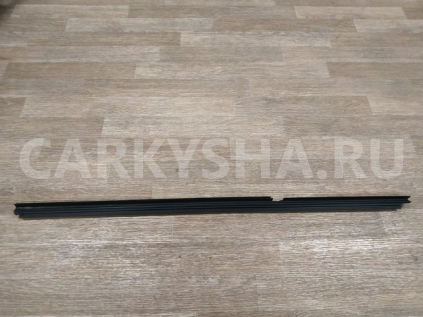 Накладка стекла заднего правого Toyota Avensis 