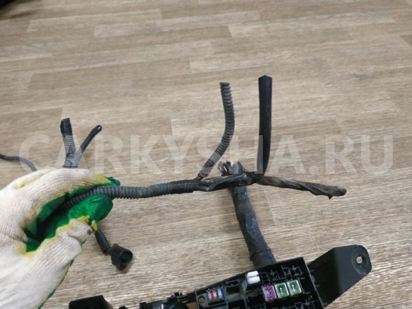 Блок предохранителей подкапотный Toyota Avensis оригинальный номер 8274120060