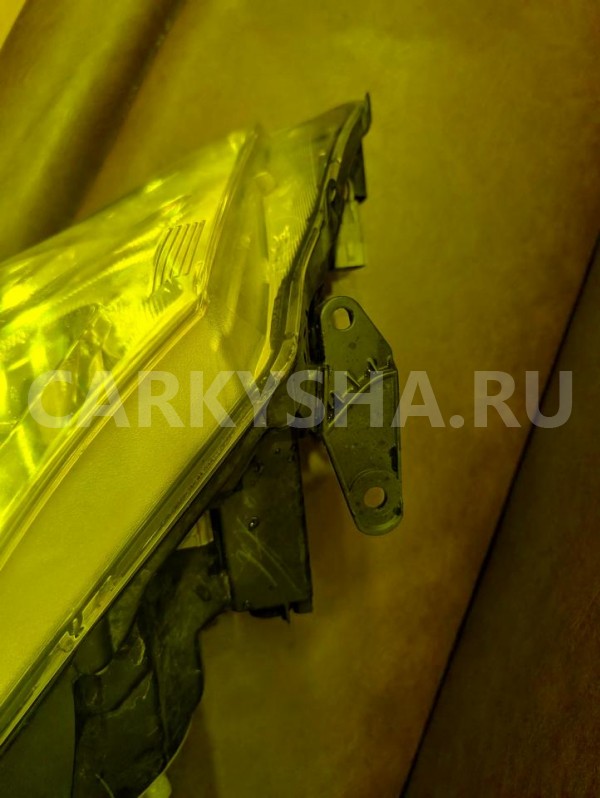 Фара Toyota Avensis 