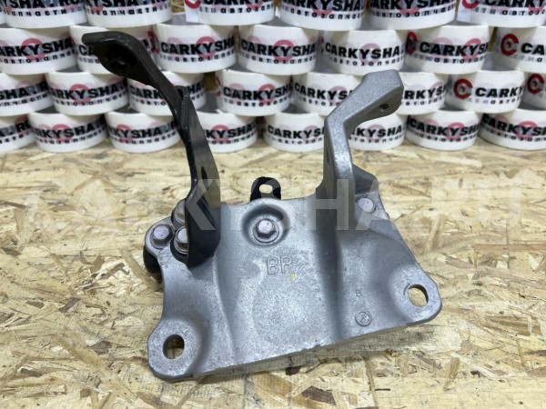 Кронштейн крепления двигателя левый Toyota RAV 4 V (XA50) оригинальный номер 12304-25010