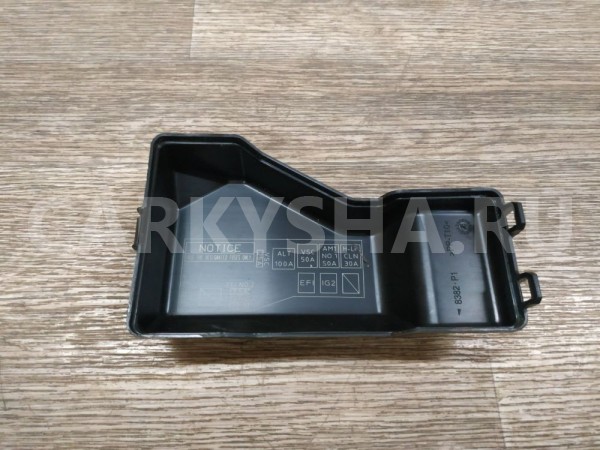 Крышка блока предохранителей Toyota Avensis 