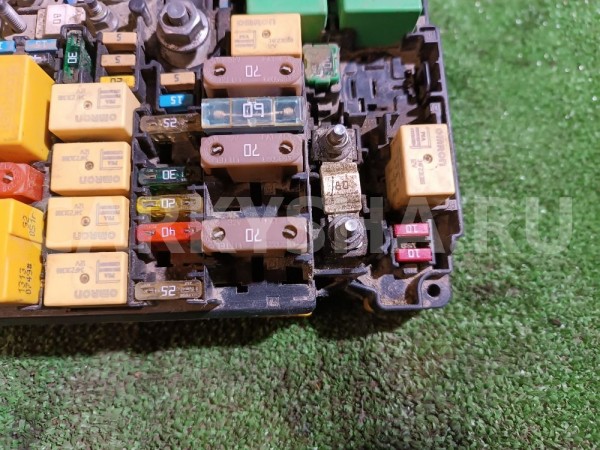 Блок предохранителей подкапотный Peugeot 301 