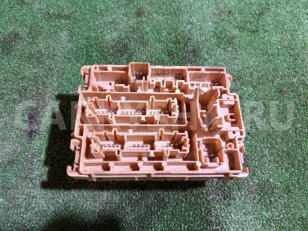 Блок предохранителей подкапотный Toyota Celica оригинальный номер 8272020110