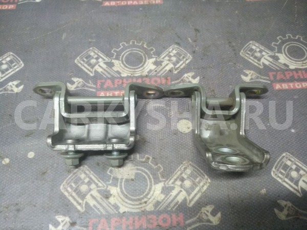 Петля петли задних дверей Nissan Primera P12 Nissan Primera оригинальный номер 82400AV630