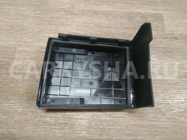 Крышка блока предохранителей Volkswagen Tiguan оригинальный номер 1K0937132F