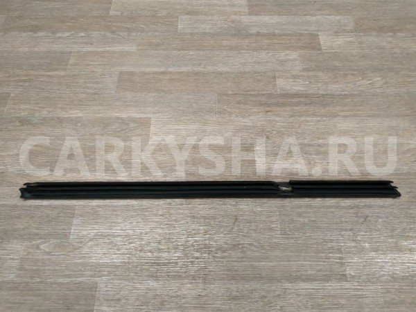 Накладка стекла заднего правого Volkswagen Tiguan 