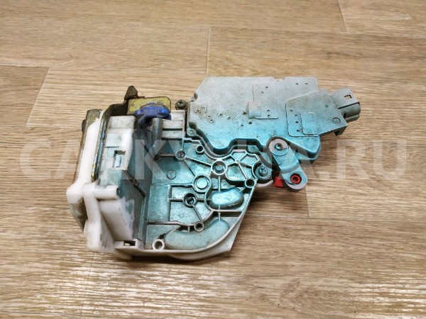 Замок двери задней левой Nissan Primera оригинальный номер 825035P010