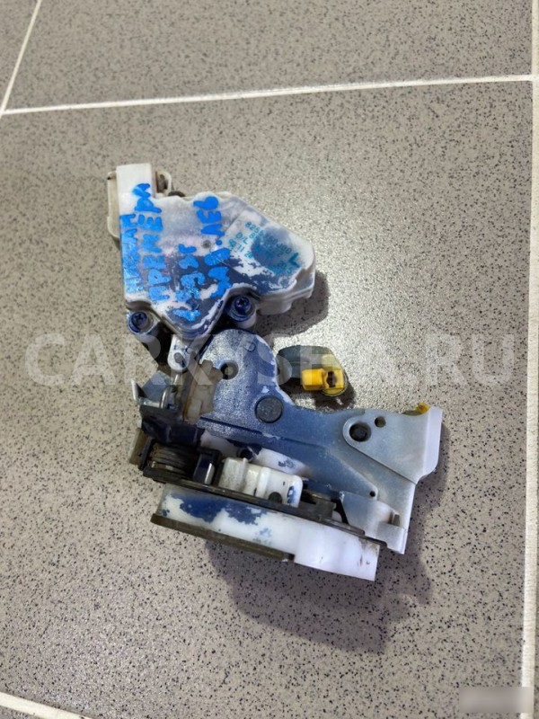 Замок двери задний левый Nissan Primera P10 1993 г Nissan Primera оригинальный номер 8255350J00