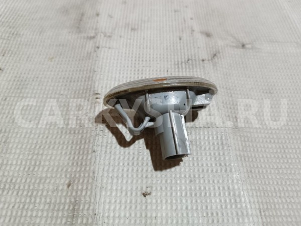 Повторитель на крыло белый Mazda 6 оригинальный номер GJ6A51120D