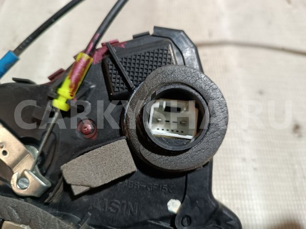Замок двери передней правой Toyota Avensis 