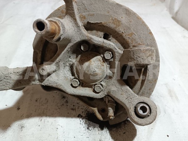 Кулак поворотный задний правый Mitsubishi Diamante 