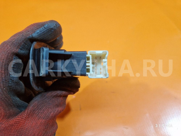 кнопка стеклоподъемника задняя nissan bluebird U14 Nissan Bluebird 