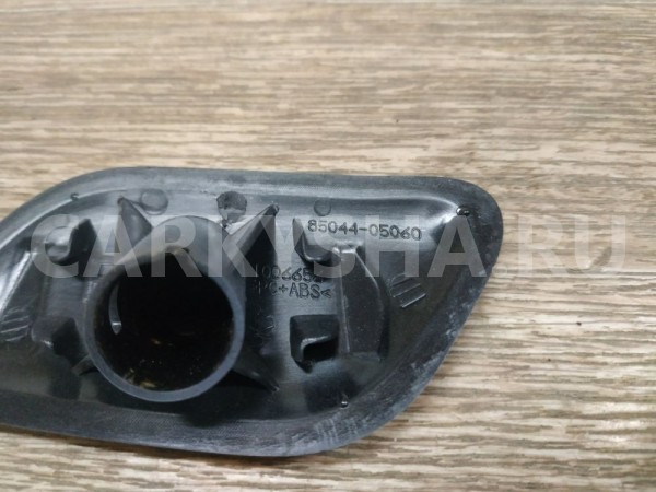 Крышка форсунки омывателя правая Toyota Avensis оригинальный номер 8504405060