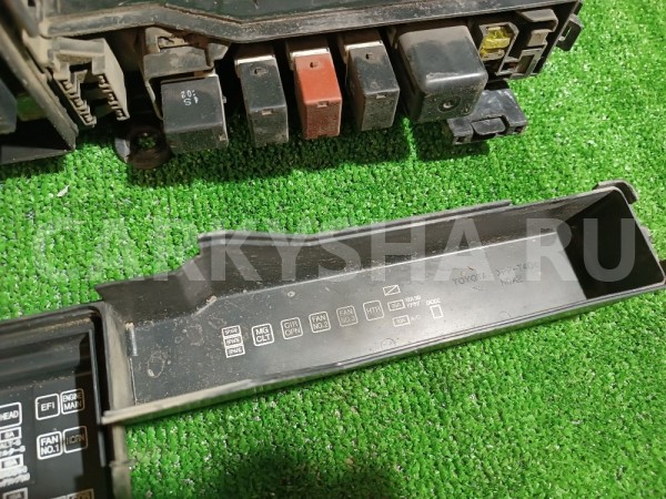 Блок предохранителей подкапотный Toyota Windom 