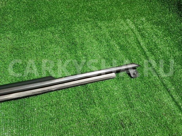 Накладка стекла переднего правого Toyota Windom 