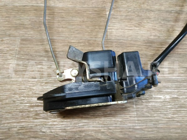 Замок двери задней правой Mazda Capella оригинальный номер GE6V72310B