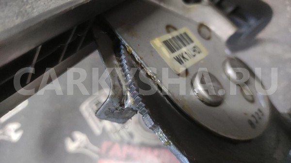 Рычаг ручника Hyundai Tucson Хендэ Туксон 1 Hyundai Tucson оригинальный номер 597102E000