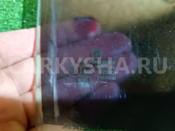 Стекло двери задней правой Volkswagen Golf оригинальный номер 5K6845026C