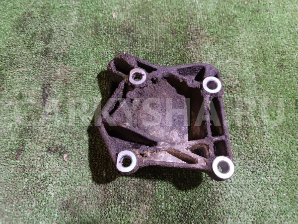 Кронштейн кондиционера Honda Accord оригинальный номер 38930P5M000