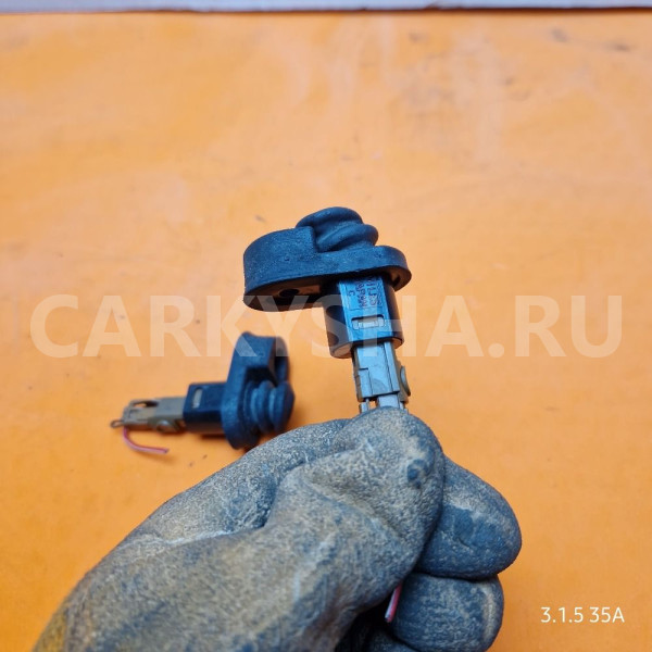 Концевик двери пара nissan bluebird U14 Nissan Bluebird 