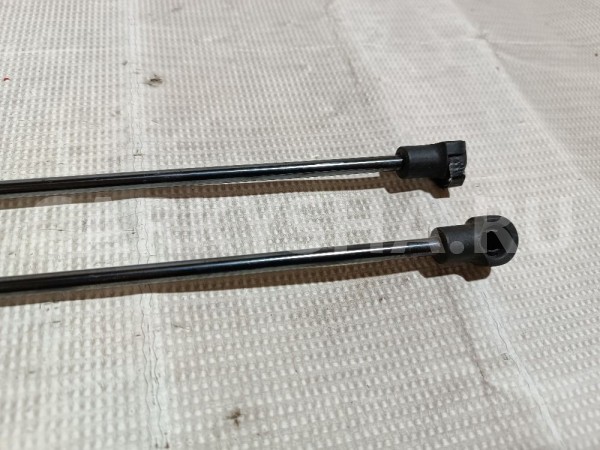 Амортизаторы капота к-кт Land Rover Range Rover оригинальный номер 8H2216E610AA