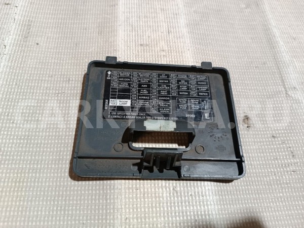 Крышка блока предохранителей Nissan Primera 