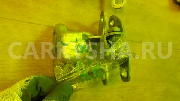 Петли на дверь Toyota Ist 