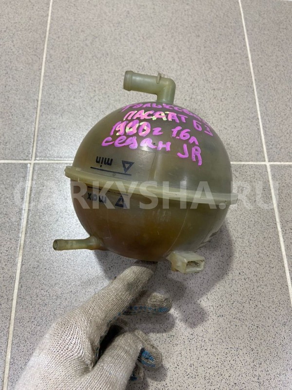 Расширительный бачок VW Passat B3 1990 Volkswagen Passat оригинальный номер 1H0121407