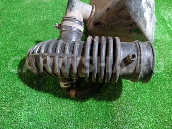 Патрубок воздушного фильтра Nissan Avenir 