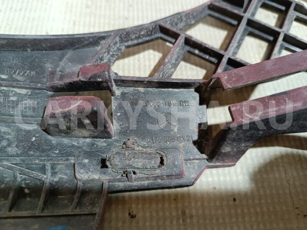 Кронштейн переднего бампера правый Mercedes-Benz A-klasse оригинальный номер A1768850421