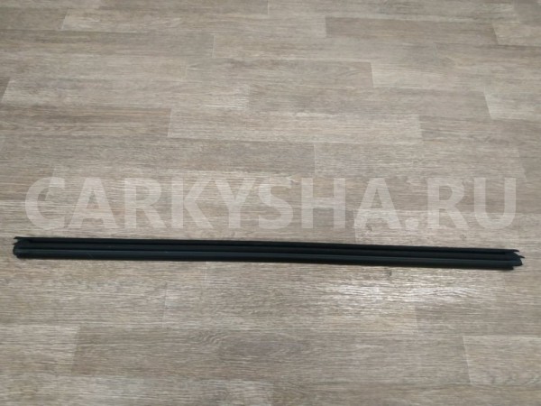 Накладка стекла переднего правого Toyota Avensis 