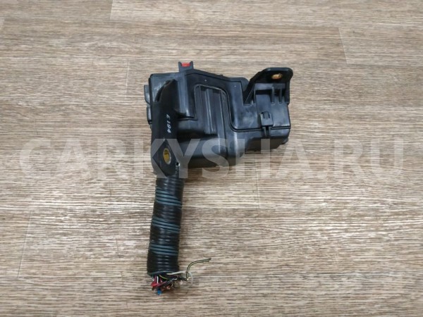 Блок предохранителей подкапотный Toyota Avensis 