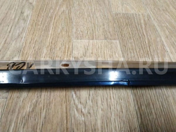 Молдинг лобового стекла левый Nissan Primera 